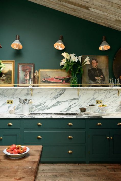 Classic English Kitchen, Dark Green Kitchen, Sofa Green, Devol Kitchens, Country Kitchen Designs, Green Kitchen Cabinets, English Kitchens, Green Furniture, Green Sofa