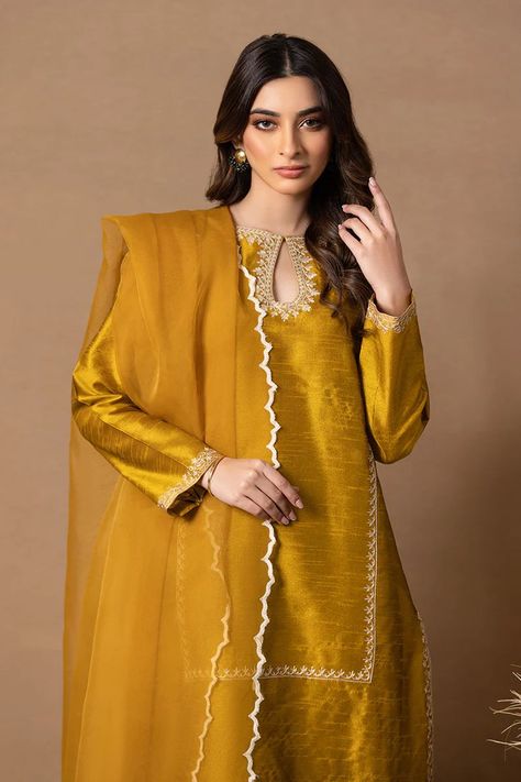 Pakistani Designer Clothes, Embroidered Kurti, Frock Fashion, Boutique Suits, Royalty Aesthetic, Gold Canvas, Pakistani Fashion Party Wear, Dress Indian, Indian Suits