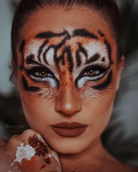 Tiger Costume Women, Makeup Karakter, Tiger Makeup, Tiger Halloween, Animal Face Paintings, Animal Makeup, Creepy Halloween Makeup, Face Paint Makeup, Face Art Makeup