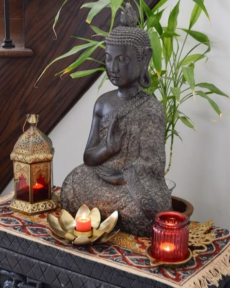 4 Beautiful Ways To Use #Buddha Statue For #HomeDecor  #Threads Smiling Buddha, Buddha Home Decor, Buddha Garden, Meditation Room Decor, Zen Home Decor, Red Bamboo, Buddha Decor, Meditation Altar, Ethnic Home Decor