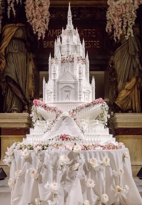 Castle Decorations, Castle Wedding Cake, Tall Wedding Cakes, Extravagant Wedding Cakes, Couture Wedding Dress, Big Wedding Cakes, Floral Wedding Cake, Dream Wedding Decorations, Extravagant Wedding