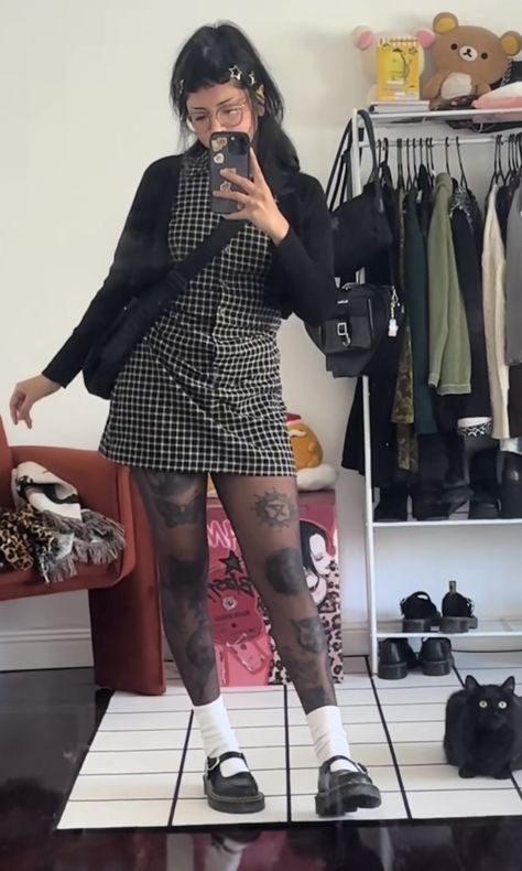 Jazzy Aesthetic, Cute Alternative Outfits, Grunge Fall Outfits, Mary Janes Outfit, Corporate Goth, Fall Ootd, Alt Outfits, Tights Outfit, Fashion Mistakes