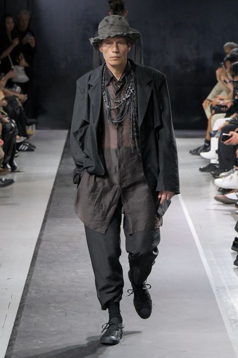 Yohji Yamamoto Spring 2025 Ready-to-Wear Fashion Presentation & Collection Review [PHOTOS] Yohji Yamamoto Street Style, Yoji Yamamoto, Fashion Presentation, Yohji Yamamoto Men, Japanese Fashion Designers, Paris Fashion Week Men, Spring 2025, Japanese Street, Japanese Street Fashion