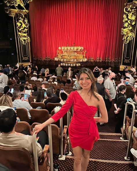 Pantages Theatre Outfit, Chicago Broadway Outfit, Going To A Broadway Show Outfit, Dress For Broadway Show, Broadway Theater Outfits, How To Dress For Broadway Show, Outfit For Broadway Show Summer, Broadway Show Outfit Winter, Broadway Nyc Outfit