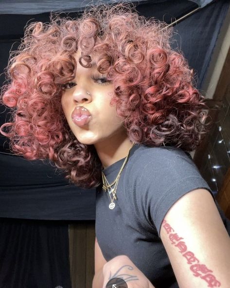 Pink And Brown Curly Hair, Blonde And Pink Curly Hair, Pink Dyed Hair Ideas, Light Pink Curly Hair, Brown Pink Hair, Purple Curly Hair, Curly Pink Hair, Pink Curly Hair, Brown And Pink Hair