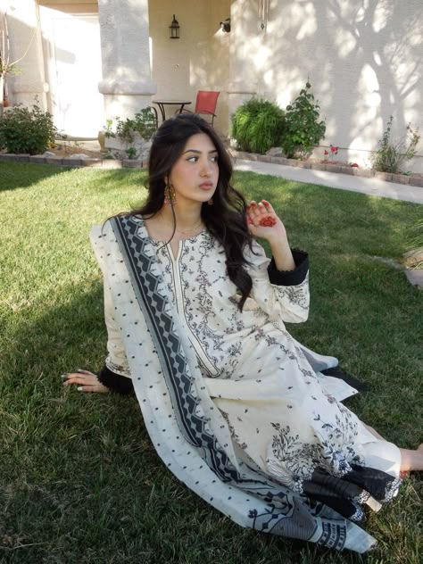 desi girl, eid 2024, eid aesthetic, desi girl aesthetic, pakistani girl, shalwaar kameez, mehndi 2024 Mehndi 2024, Eid Aesthetic, Pakistan Girl, Eid 2024, Eid Outfit, Online Friends, Shalwar Kameez, Girls Characters, Desi Fashion