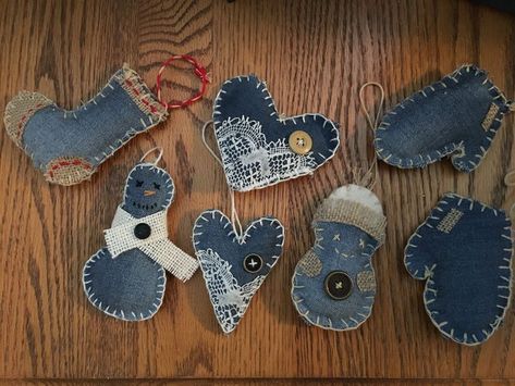 Denim Ornaments, Recycled Christmas Gifts, Blue Jean Crafts, Denim Christmas, Denim Recycling, Burlap Ornaments, Jean Projects, Denim Recycle, Upcycled Christmas