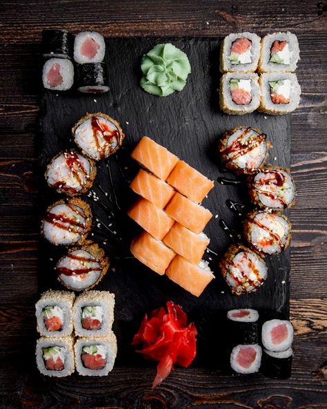 Sushi Platter Presentation, Sushi Plating, Sushi Presentation, Sushi Dinner Party, Sushi Photography, Sushi Photo, Sushi House, Japanese Food Photography, Fish Sushi