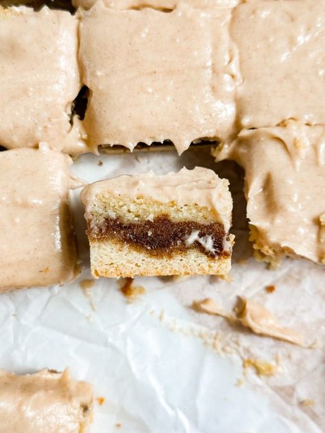 Brown Sugar Cinnamon Pop Tart Bars Best Pop Tart Flavors, Pop Tart Cookies, Brown Sugar Pop Tarts, Cinnamon Crescents, Cinnamon Roll Bread, Cinnamon Breakfast, Cinnamon Roll Cookies, Sugar Pop, Shortbread Bars