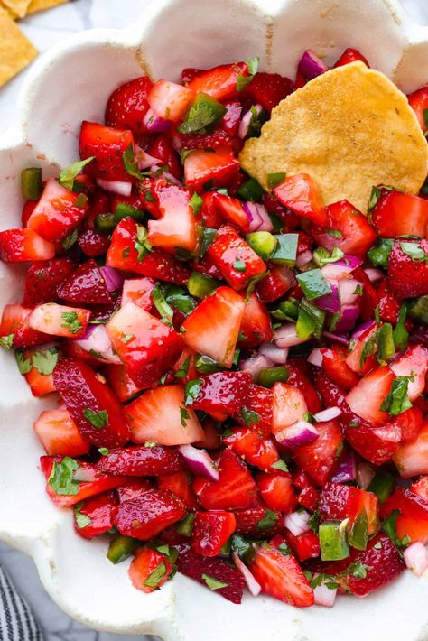 Strawberry Salsa (5 Ingredients) Strawberry Salsa Recipe, Garden Salsa, Fish Pasta, Strawberry Salsa, Homemade Salsa Recipe, Refreshing Snacks, Cowboy Caviar, Fruit Salsa, Pineapple Salsa