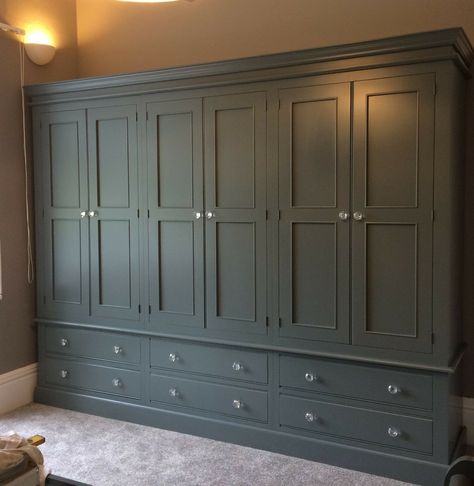 Built In Cupboards Bedroom, Built In Wardrobe Doors, Wooden Cupboard Design, Bedroom 2022, Fitted Wardrobes Bedroom, Sliding Door Wardrobe Designs, Bedroom Built Ins, Bedroom Built In Wardrobe, Wardrobe Interior