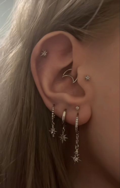 Cute Piercings For Teens, Quadruple Ear Piercing, Picerings Ideas Ear, Triple Lobe Earring Ideas, Arrow Ear Piercing, Trilogy Ear Piercing, Earring Silver Aesthetic, Silver Earring Inspiration, Triple Helix Piercing Ideas