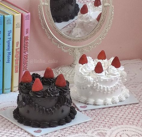 Black Cake With Strawberries, Cakes Aesthetic Birthday, Happy Birthday Cake Ideas, White Vintage Cake, Goth Cakes, Aesthetic Birthday Cake, Birthday Cake Happy Birthday, 19 Birthday, Bday Stuff