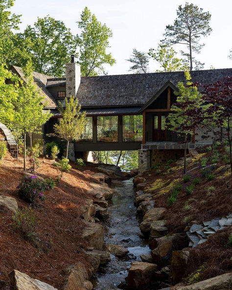 House With River Running Through It, River Front Homes, Forest Landscaping, Houses Beautiful, Model Landscape, Rental Ideas, Roof Ideas, Water Stream, Ranch Exterior