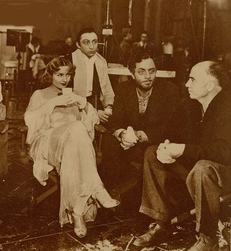 Carole Lombard, Mischa Auer, & William Powell Take Heed To Director Gregory La Cava On The Set Of "My Man Godfrey" Carol Lombard, My Man Godfrey, William Powell, Movie Studios, 1930s Style, Old Hollywood Movies, Myrna Loy, Hollywood Couples, Carole Lombard