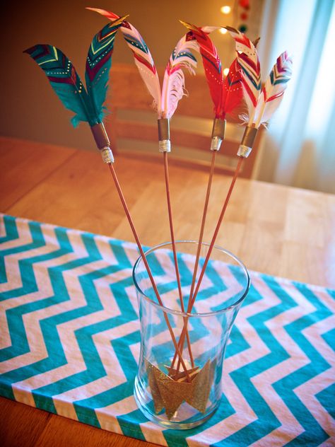 DIY Painted Cupid Arrows Centerpiece | vixventure.com Vase Origami, Décoration Diy, Man Bouquet, Arrow Heart, Valentine Bouquet, Valentines Crafts, Cupids Arrow, Decoration Originale, Heart Crafts