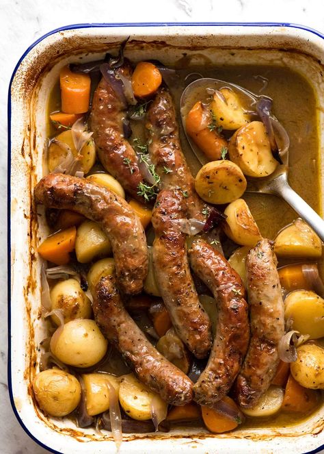 A Sausage Bake and Vegetables WITH Gravy, all made in one pan! Yes, that's right - even the GRAVY is made in the same pan while it's baking! www.recipetineats.com Meals With Pork, Bake Sausage In Oven, Sausage Dinner, Sausage Dishes, Sausage Bake, Sausage Potatoes, Baked Vegetables, Sausage Gravy, God Mat