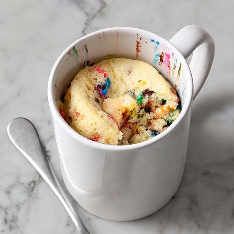 Vanilla Mug Cake Recipe, Cake Lollipops, Mug Desserts, Desserts Without Eggs, Vanilla Mug Cake, Jewish Desserts, Single Serve Cake, Chocolate Chip Mug Cake, Vanilla Bean Cupcakes