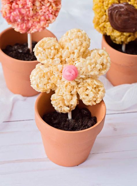 How To Make Flower Rice Krispies Treats. Cute spring dessert or Mother's Day Treat. #helloyummy Daisy Rice Krispie Treats, Daisy Shaped Food, Daisy Snack Ideas, May Day Treats, Wildflower Birthday Party Food, Flower Themed Snacks, Wildflower Desserts, Flower Food Ideas, Flower Party Food