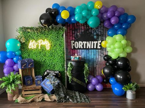 Fortnite Balloon Decorations, Fortnite Diy Decorations, Fortnite Birthday Balloon Arch, Fortnite Decor, Fortnite Party, Fortnite Backdrop, Fortnite Birthday Party Ideas, Fortnite Birthday Backdrop, Gamers Party Ideas