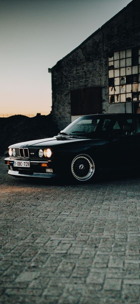 E30 Wallpaper, Car Life Hacks, Car Iphone Wallpaper, Bmw Black, Car Retro, Serie Bmw, Bmw Girl, Bmw E30 M3, Bmw Classic Cars