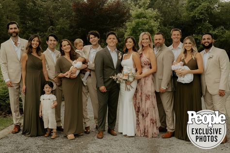 Bella Robertson, Korie Robertson, Robertson Family, Family Wedding Photos, Louisiana Wedding, Duck Dynasty, Wedding Party Photos, Bridesmaid Outfit, Gorgeous Wedding Dress