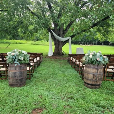 Dirt Wedding Ceremony, Haybail Seating For Wedding, Pasture Wedding, Blue Sunflower Wedding, Wedding Alter, Fall Wedding Color Schemes, Wedding Farm, Wedding Alters, Blue Sunflower