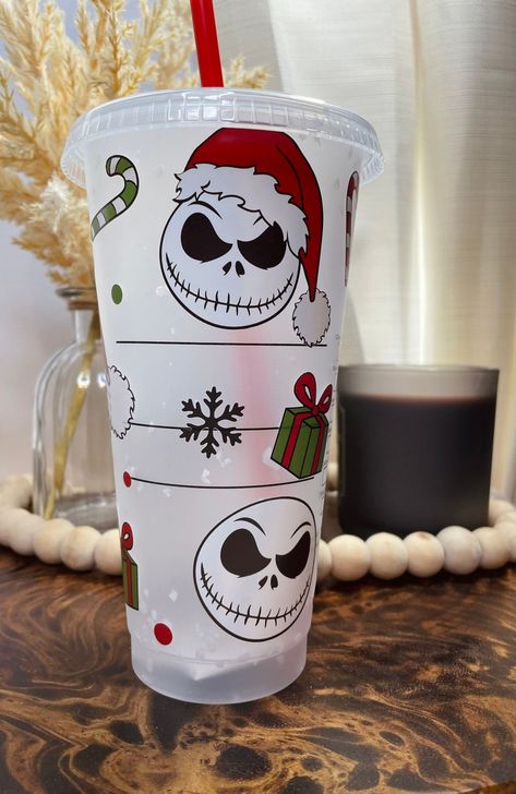 Christmas Tumblers Vinyl, Christmas Tumbler Ideas, Pretty Crafts, Christmas Jack Skellington, Vinyl Tumblers, Reusable Tumbler, Cricut Craft, Christmas Things, Christmas Tumblers