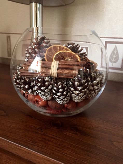 Glass Fish Bowl Christmas Ideas, Fishbowl Christmas Centerpiece, Fish Bowl Ideas Decorations, Fish Bowl Decor, Fish Bowl Decorations, Fishbowl Centerpiece, Fish Bowl Vases, Mantle Ideas, Christmas Centers