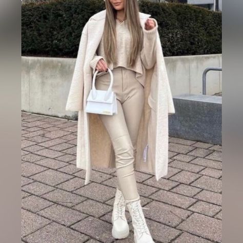 Stay stylish and cozy this winter with these 50 cute and trendy outfit ideas for 2024! From chunky knits to statement coats, we've got you covered for the chilly season. ❄️ #winterfashion #2024trends #cozyoutfits #winterstyle #fashioninspo #winteressentials #trendylooks #winteroutfits #ootd #winter2024 Effortless Style Fall, Casual Chic Fall Outfits, Casual Chic Fall, Nyc Winter Outfits, Nyc Winter, Trendy Outfits Winter, Stylish Winter Outfits, Chic Fall Outfits, Color Sand