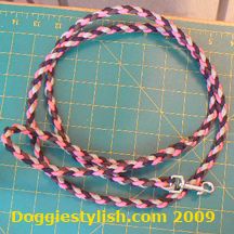 There are many uses for paracord. It's durable, virtually indestructable and washable, too! Paracord makes an excellent dog leash since it is lightweight and super tough. I have just started up my new blog Bloggie Stylish where you can find all kinds of neat tutorials, like this one. Four Strand Round Braid, Dog Leash Diy, Braided Dog Leash, Round Braid, Four Strand Braids, Paracord Dog Leash, Paracord Braids, Paracord Crafts, Paracord Dog Collars