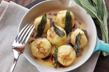 Gnudi Recipe, Ricotta Gnudi, Brown Butter Sage Sauce, Meatless Mondays, Food Lab, Browned Butter, Low Carbs, Serious Eats, Sauce Tomate