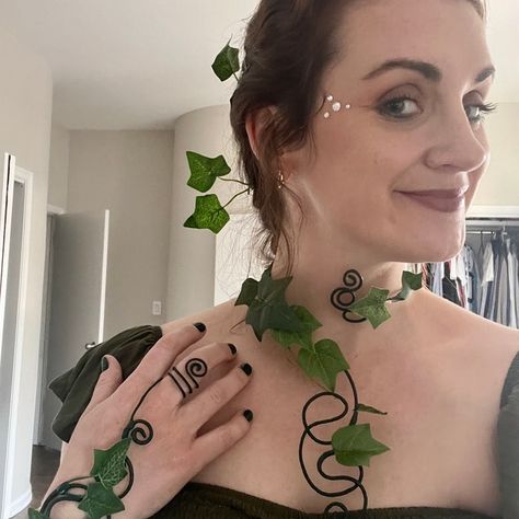 Vine Accessories, Poison Ivy Halloween Costume, Mother Nature Costume, Batman Costume Diy, Ivy Costume, Gaia Goddess, Eve Costume, Diy Woodland, Poison Ivy Costumes