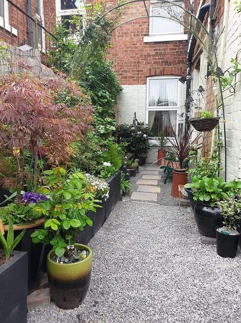 Small Alley Garden, Victorian Side Return Garden, Narrow Alleyway Garden, Narrow Side Return Garden Ideas, Victorian Yard Ideas, Terraced House Garden Backyards, Town Garden Ideas, Victorian Terrace Garden Back, Small Narrow Backyard