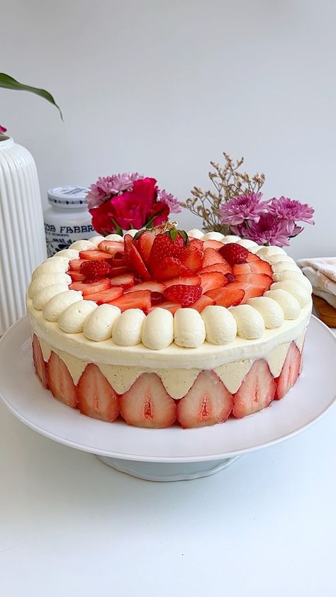 Soohyun Lee | Creamy basque cheesecake made with a food processor🤍 This one tastes even better after a couple of days in the fridge. You can also make … | Instagram Fraisier Cake Recipe, تشيز كيك بالفراولة, Mousseline Cream, Fraisier Cake, Fresh Fruit Cake, Basque Cheesecake, Dessert Restaurants, Cream Fresh, Strawberry Syrup