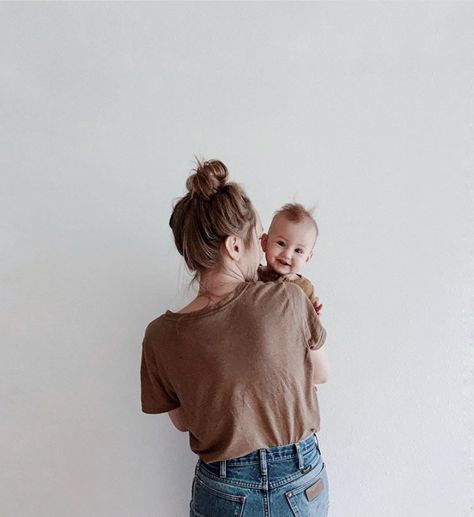 Poses With Infant, Baby 3 Months Photoshoot, Mom And Son Photo Ideas Newborns, Mothers Day Baby Photoshoot Ideas Boy, Mom And Baby Poses Photo Ideas, Baby And Mom Pictures, Diy Mom And Baby Photos, 2 Month Photos, Family Photo Baby