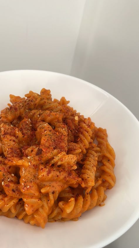 Spicy Vodka Pasta, Spicy Pasta, Vodka Pasta, Cheesy Pasta, Food Babe, Food Therapy, Yummy Comfort Food, Food Recepie, Food Diary