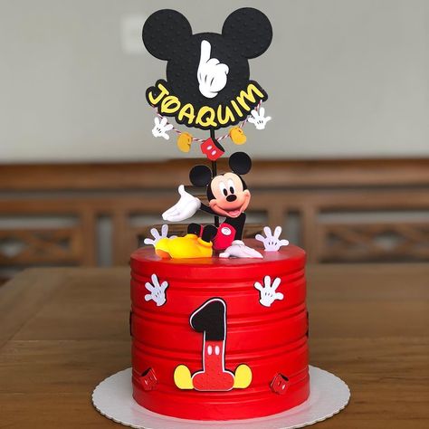 Bolo do Mickey: 110 fotos + tutoriais com o simpático ratinho da Disney Mickey Mouse Clubhouse Birthday Cake, Bolo Do Mickey Mouse, Mickey Birthday Cakes, Γενέθλια Mickey Mouse, Mickey Mouse Birthday Decorations, Mouse Birthday Cake, Mickey 1st Birthdays, Mickey Mouse Birthday Cake, Mickey Mouse Themed Birthday Party