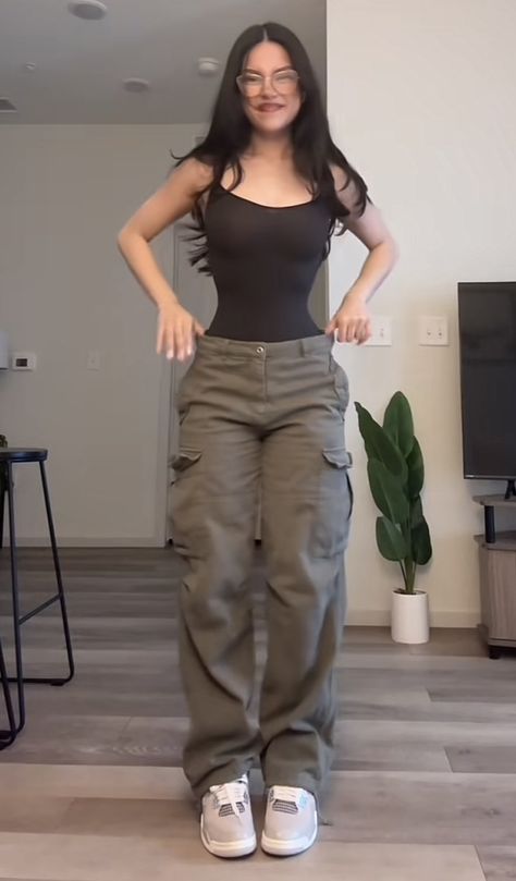 Nice Clothing, Cargo Outfit, Cargo Pants Outfits, Back To School Fits, Cargo Pants Outfit, Causal Outfits, Dark Feminine, Shapewear Bodysuit, Pants Outfits