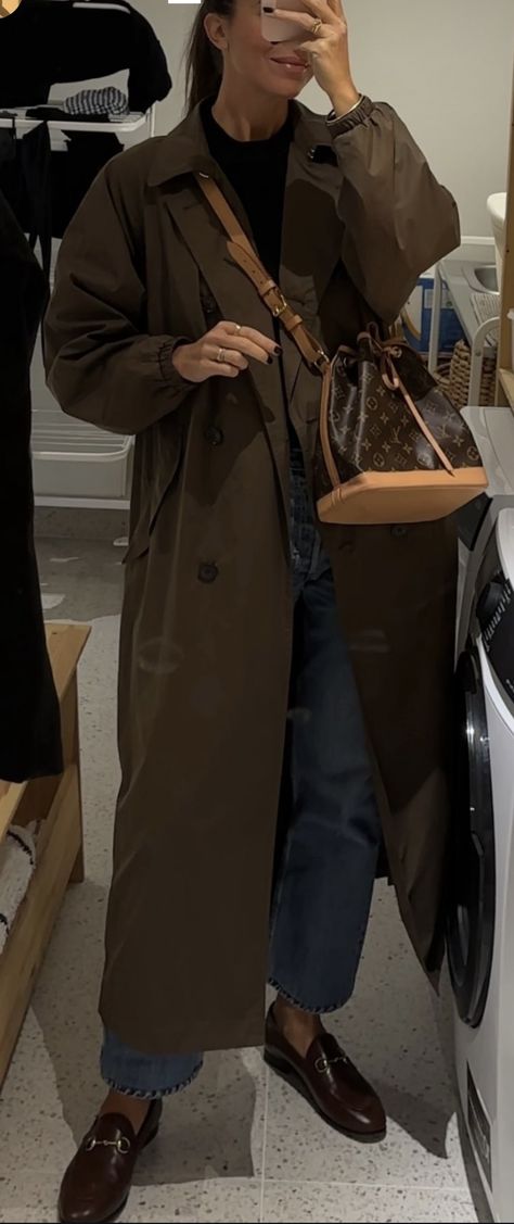 Dark Brown Trench Coat Outfit, Brown Peacoat Outfit, Dark Brown Trench Coat, Brown Bag Outfit, Brown Trench Coat Outfit, Peacoat Outfit, Outfit Trench, Brown Peacoat, Coat Outfit Casual