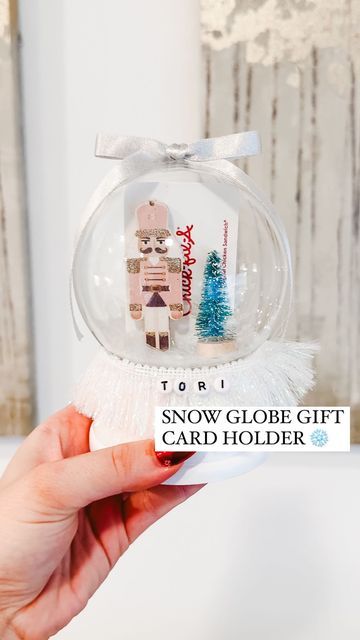 Shelby | Gift-in-a-Box Guide on Instagram: "How to ✨zhuzh up✨ a gift card! Comment HOLDER for everything I used to make them! These snow globe gift card holders turned out soooo cute! I made these for my @orangetheory coaches and was obsessed with how they turned out. Here’s how to make them! #diy #diycrafts #howto #giftcardholder #giftideas #giftidea #diygifts #diygift #lastminutegift #christmasgiftideas #giftwrappingideas #giftwrapping" Diy Snow Globe Gift Card Holder, Snow Globe Teacher Gift, Snowglobe Gift Card Holder, Snow Globe Gift Ideas, Gift Card Snow Globe Diy, Diy Snowglobe Ornament, Snow Globe Gift Card Holder, Snow Globe Ornaments Diy, Christmas Gift Card Presentation