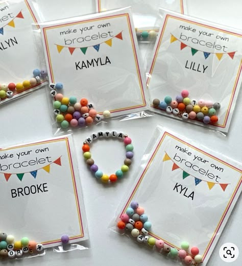 Gift Ideas For Kindergarten Kids, Kids Party Bag Ideas, Souvenir Birthday Kids, Birthday Souvenir Ideas Kids, Souvenirs Birthday Kids, School Birthday Favors, Birthday Souvenir Ideas, Goodie Bag Ideas For Kids, Treat Bags For Kids