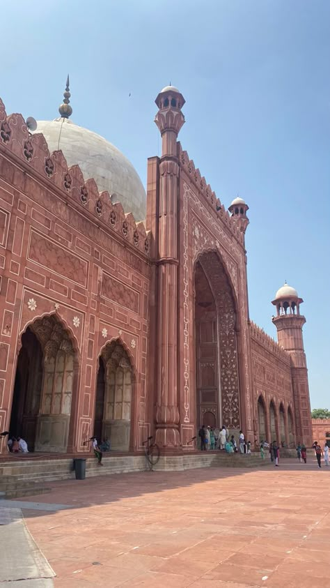 Badshahi Masjid Aesthetic, Badshahi Mosque Aesthetic, Pakistani Buildings, Pakistan Asthetic Pics, Pakistani Architecture, Pakistan Aesthetic, Badshahi Mosque, Multan Pakistan, South Asian Aesthetic