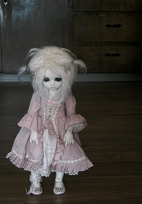 creepy cute | How to make cute creepy by Arenheim Wicked Dolls, Zombie Crafts, Creepy Doll Halloween, Creepy Baby Dolls, Cute Creepy, Haunted Dollhouse, Broken Doll, Creepy Halloween Decorations, Doll Halloween