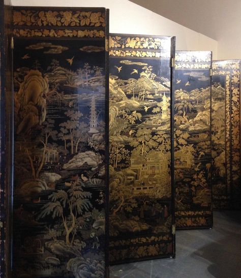 Classical Room, Traditional Chinese House, Decorating With Chinoiserie, Room Divider Wall, Dark And Moody Interiors, Chinese Arts And Crafts, Chinoiserie Furniture, Chinese Screen, Wall Screen