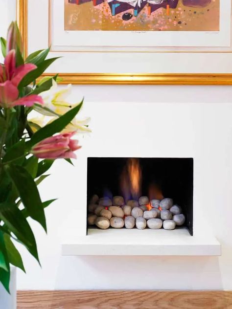 25 Fireplace Decorating Ideas with Gas Logs, Electric Logs, and Glass Rocks Fireplace Glass Rocks, London Living Room, Gas Fireplace Insert, Candles In Fireplace, Fireplace Logs, Gas Fireplace Logs, Concrete Fireplace, Rock Fireplaces, White Fireplace