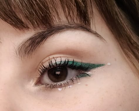 Green Graphic Eyeliner Looks, Graphic Eyeliner Deep Set Eyes, Deep Set Eyeliner, Makeup Looks For Deep Set Eyes, Green Eyeliner Green Eyes, White Eyeliner For Hooded Eyes, Graphic Liner Deep Set Eyes, Minimal Graphic Liner, Dark Green Eyeliner Looks