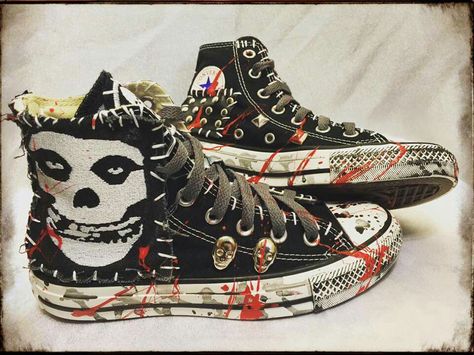 Misfits converse Punk Crafts, Emo Shoes, Diy Converse, Cool Converse, Converse Design, Punk Fashion Diy, Grunge Shoes, Punk Style Outfits, All Star Converse