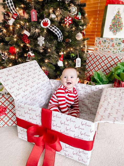 Christmas Photoshoot 1 Year, Toddlers Christmas Pictures, Christmas Pictures Babies, 5 Month Christmas Pictures Baby, 5month Old Christmas Pictures, 1st Christmas Photo Ideas, Christmas Photoshoot At Home Photo Ideas, Photo Ideas Christmas, Christmas Baby Monthly Picture