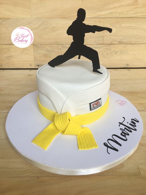 Taekwondo Birthday Cake, Karate Theme Cake, Taekwondo Cake Ideas, Karate Cake Ideas, Judo Cake, Karate Birthday Cake, Running Cake, Karate Cake, Karate Birthday Party